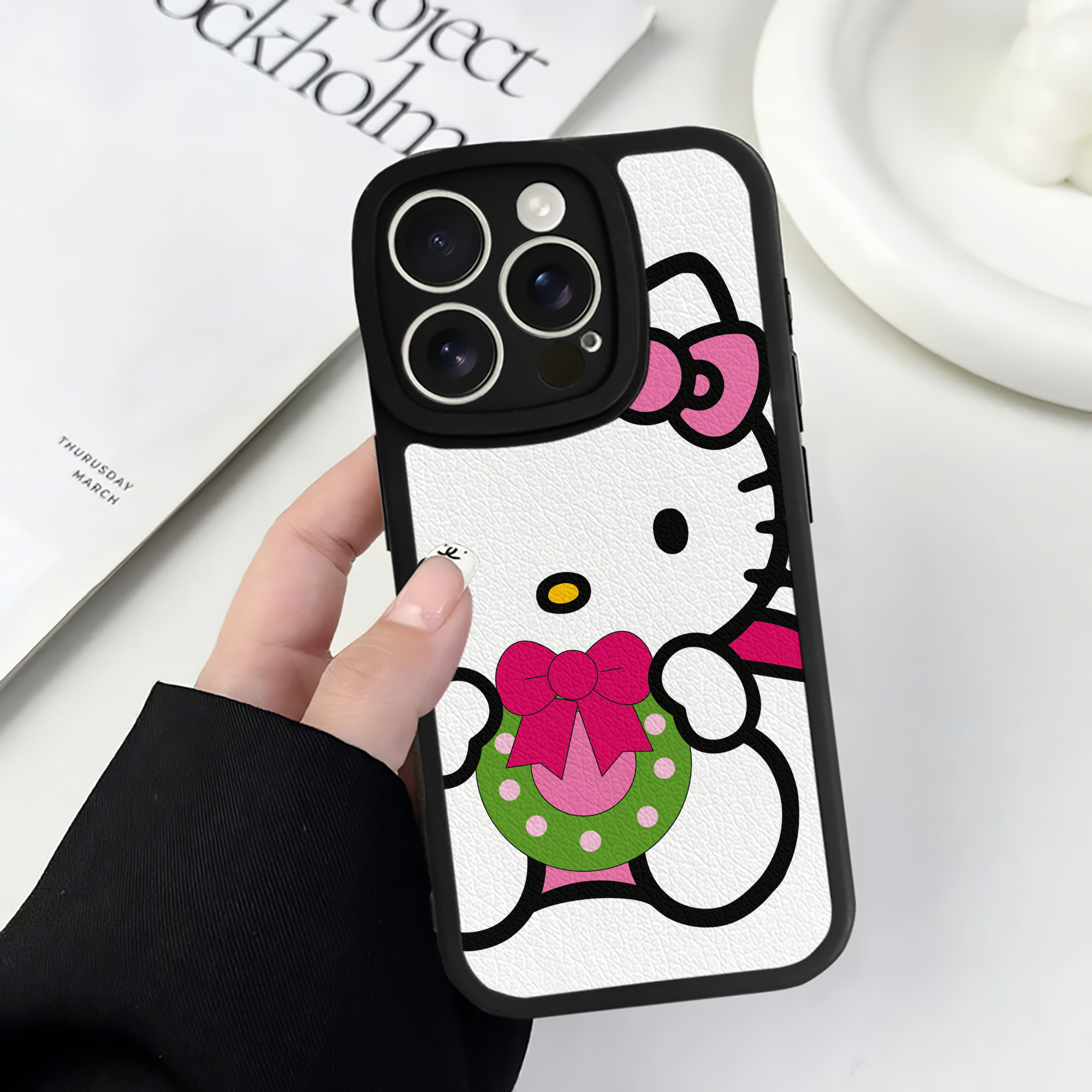 （画像用） Hello Kitty ハローキティ 【iPhone 16シリーズ対応】シリコンスマホケース（レザー調） 材質：シリコン